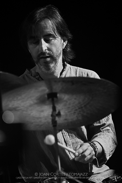 Gonzalo del Val 5t amb Celeste Alías “Lamentos Mestizos” (29è Jazz en la Nit / Jardins de Can Figueres, 11-juliol-2025 / Premià de Dalt -Barcelona-) Por Joan Cortès [INSTANTZZ AKA Galería fotográfica AKA Fotoblog de jazz, impro… y algo más] - Tomajazz - Gonzalo del Val 5t amb Celeste Alías “Lamentos Mestizos” actuó en el 29è Jazz en la Nit en Premià de Dalt -Barcelona-, el 11-de julio de 2025. Joan Cortès lo retrata en INSTANTZZ. Actuaron Celeste Alías, Gonzalo del Val, Luis Giménez, Roger Mas, David Mengual 