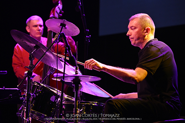 Joe Lovano & Marcin Wasilewski Trio (ViJazz Vilafranca 2025 / Plaça Jaume I, 2025-07-06 / Vilafranca del Penedès -Barcelona-) Por Joan Cortès [INSTANTZZ AKA Galería fotográfica AKA Fotoblog de jazz, impro… y algo más] - Tomajazz - Joe Lovano & Marcin Wasilewski Trio actuaron en ViJazz Vilafranca 2025. Joan Cortès lo retrata en INSTANTZZ. Actuaron Joe Lovano, Marcin Wasilewski, Slawomir Kurkiewicz, Michal Miskiewicz 