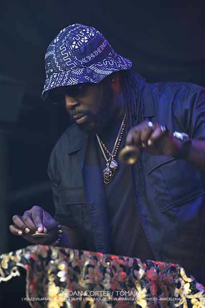 Makaya McCraven (ViJazz Vilafranca 2025 / Plaça Jaume I, 2025-07-06 / Vilafranca del Penedès -Barcelona-) Por Joan Cortès [INSTANTZZ AKA Galería fotográfica AKA Fotoblog de jazz, impro… y algo más] - Tomajazz - Makaya McCraven actuó en ViJazz Vilafranca 2025 en Vilafranca del Penedès -Barcelona-. Joan Cortès retrata el concierto en INSTANTZZ. Actuaron Makaya McCraven, Junius Paul, Marquis Hill, Matt Golg 