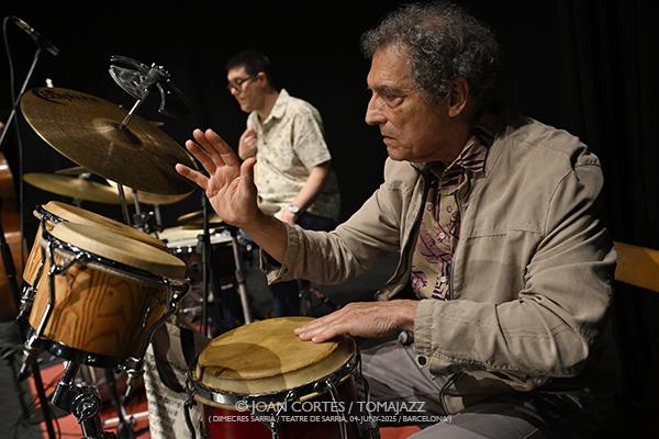 Nucli Trio + Convidats “Música Laietana” (Dimecres Sarrià / Teatre de Sarrià, 2025-06-04 / Barcelona) Por Joan Cortès [INSTANTZZ AKA Galería fotográfica AKA Fotoblog de jazz, impro… y algo más] - Tomajazz - Nucli Trio + Convidats presentaron “Música Laietana” en Dimecres Sarrià (Barcelona), el 4 de junio de 2025). Joan Cortès los retrata en INSTANTZZ. Actuaron Guillem Plana, Aleix Forts, David Viñolas, Jordi Soley, Eduard Altaba, contrabajo (Blay Tritono y Tropopausa) Miquel Àngel Lizandra, batería y percusión (Orquestra Mirasol) Alba Careta 