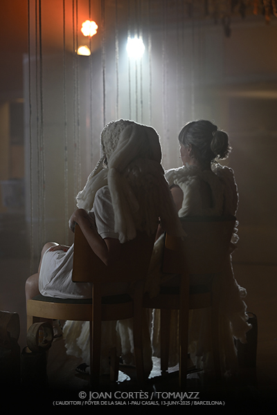 Núria Andorrà & Olga Blanco “Esquellòrium: Coure” (L’Auditori, Foyer de la Sala 1 Pau Casals, 2025-06-13 / Barcelona) [y III] Por Joan Cortès [INSTANTZZ AKA Galería fotográfica AKA Fotoblog de jazz, impro… y algo más] - Tomajazz - Núria Andorrà & Olga Blanco “Esquellòrium: Coure” actuó en L’Auditori de Barcelona el 13 de junio de 2025. Joan Cortès [INSTANTZZ