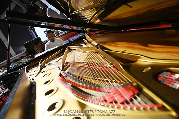 Ana Malta & Oscar Aldama “Rente América” (Museu de la Música -sala de pianos-, 2025-07-03 / Barcelona) Por Joan Cortès [INSTANTZZ AKA Galería fotográfica AKA Fotoblog de jazz, impro… y algo más] - Tomajazz - Ana Malta & Oscar Aldama “Rente América” actuaron en el Museu de la Música de Barcelona, el 3 de julio de 2025. Joan Cortès los retrata en INSTANTZZ