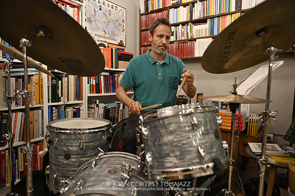 David Mengual Maitia (Sangarra / Llibreria Strogoff, 2025-06-05 / La Garriga -Barcelona-) Por Joan Cortès [INSTANTZZ AKA Galería fotográfica AKA Fotoblog de jazz, impro… y algo más] - Tomajazz - David Mengual Maitia actuó en Llibreria Strogoff en La Garriga, el 5 de junio de 2025. Joan Cortès lo retrata en INSTANTZZ. Actuaron