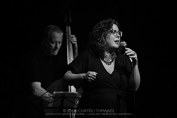 Gonzalo del Val 5t amb Celeste Alías “Lamentos Mestizos” (29è Jazz en la Nit / Jardins de Can Figueres, 11-juliol-2025 / Premià de Dalt -Barcelona-) Por Joan Cortès [INSTANTZZ AKA Galería fotográfica AKA Fotoblog de jazz, impro… y algo más] - Tomajazz - Gonzalo del Val 5t amb Celeste Alías “Lamentos Mestizos” actuó en el 29è Jazz en la Nit en Premià de Dalt -Barcelona-, el 11-de julio de 2025. Joan Cortès lo retrata en INSTANTZZ. Actuaron Celeste Alías, Gonzalo del Val, Luis Giménez, Roger Mas, David Mengual 
