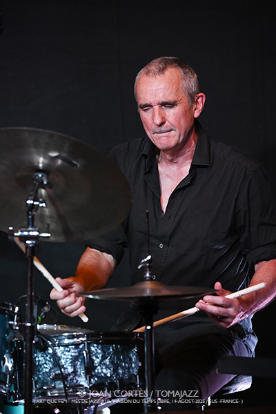 Géraldine Laurent “Looking for Mingus” (Més de Jazz #10 / Maison du Temps Libre, 2025-08-14. Eus -France-) Por Joan Cortès [Concierto de jazz] - Tomajazz - Géraldine Laurent “Looking for Mingus” actuó en Més de Jazz #10 en Maison du Temps Libre, Eus -France-, el 14 de agosto de 2025. Joan Cortès rel(tr)ata el concierto. Actuaron Géraldine Laurent, Jean-Charles Richard, Manu Codjia, Christophe Marguet 