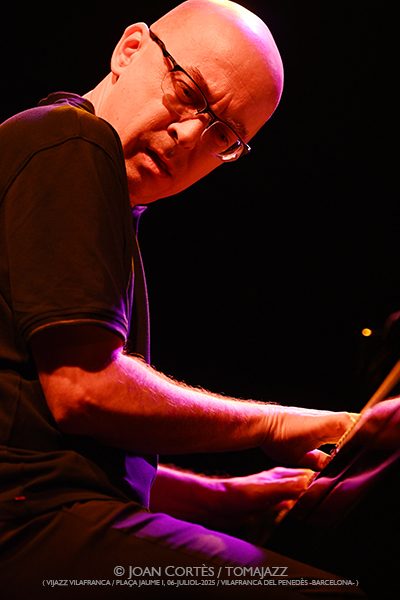 Joe Lovano & Marcin Wasilewski Trio (ViJazz Vilafranca 2025 / Plaça Jaume I, 2025-07-06 / Vilafranca del Penedès -Barcelona-) Por Joan Cortès [INSTANTZZ AKA Galería fotográfica AKA Fotoblog de jazz, impro… y algo más] - Tomajazz - Joe Lovano & Marcin Wasilewski Trio actuaron en ViJazz Vilafranca 2025. Joan Cortès lo retrata en INSTANTZZ. Actuaron Joe Lovano, Marcin Wasilewski, Slawomir Kurkiewicz, Michal Miskiewicz 