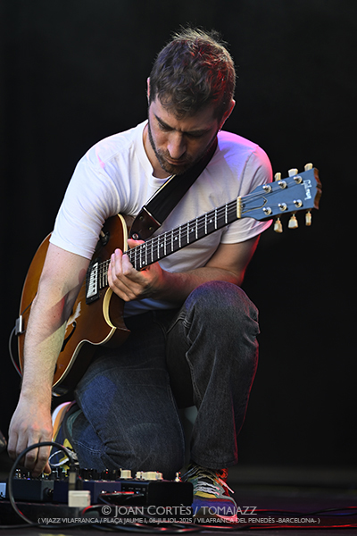 Makaya McCraven (ViJazz Vilafranca 2025 / Plaça Jaume I, 2025-07-06 / Vilafranca del Penedès -Barcelona-) Por Joan Cortès [INSTANTZZ AKA Galería fotográfica AKA Fotoblog de jazz, impro… y algo más] - Tomajazz - Makaya McCraven actuó en ViJazz Vilafranca 2025 en Vilafranca del Penedès -Barcelona-. Joan Cortès retrata el concierto en INSTANTZZ. Actuaron Makaya McCraven, Junius Paul, Marquis Hill, Matt Golg 