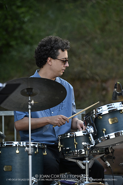 Alba Pujals “Sincretisme” (14è Cicle de Jazz de l’Ametlla del Vallès / Santuari Puiggraciós, 2025-06-21 / Figaró -Barcelona-) Por Joan Cortès [INSTANTZZ AKA Galería fotográfica AKA Fotoblog de jazz, impro… y algo más] - Tomajazz - Alba Pujals “Sincretisme” actuó en 14è Cicle de Jazz de l’Ametlla del Vallès 2025 en Figaró -Barcelona, Joan Cortès retrata el concierto en INSTANTZZ. Actuaron Alba Pujals, Oriol Vallès, Joan Monné, Giuseppe Campisi, Andreu Pitarch 