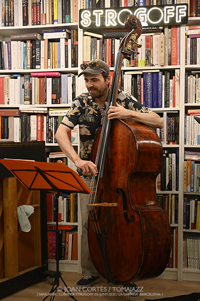 David Mengual Maitia (Sangarra / Llibreria Strogoff, 2025-06-05 / La Garriga -Barcelona-) Por Joan Cortès [INSTANTZZ AKA Galería fotográfica AKA Fotoblog de jazz, impro… y algo más] - Tomajazz - David Mengual Maitia actuó en Llibreria Strogoff en La Garriga, el 5 de junio de 2025. Joan Cortès lo retrata en INSTANTZZ. Actuaron