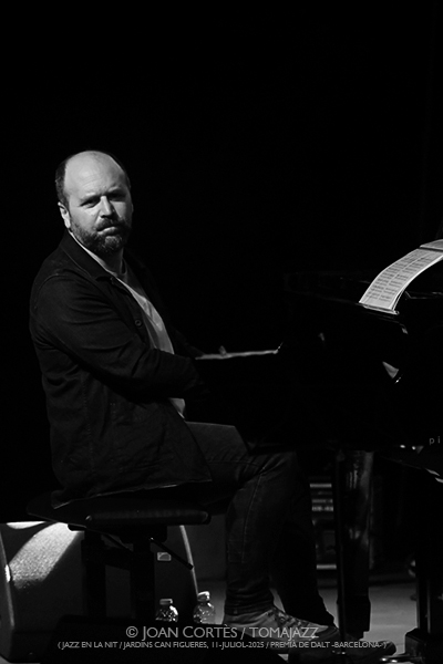Gonzalo del Val 5t amb Celeste Alías “Lamentos Mestizos” (29è Jazz en la Nit / Jardins de Can Figueres, 11-juliol-2025 / Premià de Dalt -Barcelona-) Por Joan Cortès [INSTANTZZ AKA Galería fotográfica AKA Fotoblog de jazz, impro… y algo más] - Tomajazz - Gonzalo del Val 5t amb Celeste Alías “Lamentos Mestizos” actuó en el 29è Jazz en la Nit en Premià de Dalt -Barcelona-, el 11-de julio de 2025. Joan Cortès lo retrata en INSTANTZZ. Actuaron Celeste Alías, Gonzalo del Val, Luis Giménez, Roger Mas, David Mengual 