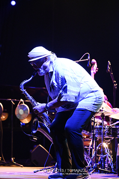 Joe Lovano & Marcin Wasilewski Trio (ViJazz Vilafranca 2025 / Plaça Jaume I, 2025-07-06 / Vilafranca del Penedès -Barcelona-) Por Joan Cortès [INSTANTZZ AKA Galería fotográfica AKA Fotoblog de jazz, impro… y algo más] - Tomajazz - Joe Lovano & Marcin Wasilewski Trio actuaron en ViJazz Vilafranca 2025. Joan Cortès lo retrata en INSTANTZZ. Actuaron Joe Lovano, Marcin Wasilewski, Slawomir Kurkiewicz, Michal Miskiewicz 