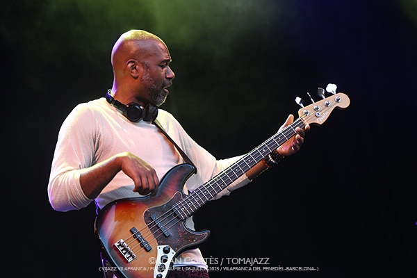 Makaya McCraven (ViJazz Vilafranca 2025 / Plaça Jaume I, 2025-07-06 / Vilafranca del Penedès -Barcelona-) Por Joan Cortès [INSTANTZZ AKA Galería fotográfica AKA Fotoblog de jazz, impro… y algo más] - Tomajazz - Makaya McCraven actuó en ViJazz Vilafranca 2025 en Vilafranca del Penedès -Barcelona-. Joan Cortès retrata el concierto en INSTANTZZ. Actuaron Makaya McCraven, Junius Paul, Marquis Hill, Matt Golg 