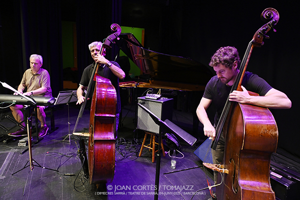 Nucli Trio + Convidats “Música Laietana” (Dimecres Sarrià / Teatre de Sarrià, 2025-06-04 / Barcelona) Por Joan Cortès [INSTANTZZ AKA Galería fotográfica AKA Fotoblog de jazz, impro… y algo más] - Tomajazz - Nucli Trio + Convidats presentaron “Música Laietana” en Dimecres Sarrià (Barcelona), el 4 de junio de 2025). Joan Cortès los retrata en INSTANTZZ. Actuaron Guillem Plana, Aleix Forts, David Viñolas, Jordi Soley, Eduard Altaba, contrabajo (Blay Tritono y Tropopausa) Miquel Àngel Lizandra, batería y percusión (Orquestra Mirasol) Alba Careta 