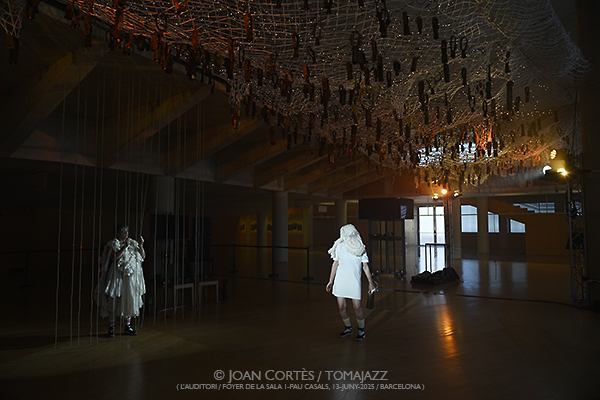 Núria Andorrà & Olga Blanco “Esquellòrium: Coure” (L’Auditori, Foyer de la Sala 1 Pau Casals, 2025-06-13 / Barcelona) [y III] Por Joan Cortès [INSTANTZZ AKA Galería fotográfica AKA Fotoblog de jazz, impro… y algo más] - Tomajazz - Núria Andorrà & Olga Blanco “Esquellòrium: Coure” actuó en L’Auditori de Barcelona el 13 de junio de 2025. Joan Cortès [INSTANTZZ