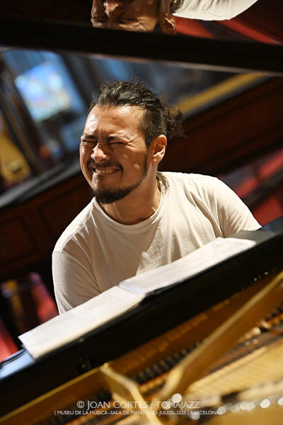 Ana Malta & Oscar Aldama “Rente América” (Museu de la Música -sala de pianos-, 2025-07-03 / Barcelona) Por Joan Cortès [INSTANTZZ AKA Galería fotográfica AKA Fotoblog de jazz, impro… y algo más] - Tomajazz - Ana Malta & Oscar Aldama “Rente América” actuaron en el Museu de la Música de Barcelona, el 3 de julio de 2025. Joan Cortès los retrata en INSTANTZZ