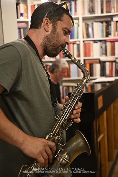 David Mengual Maitia (Sangarra / Llibreria Strogoff, 2025-06-05 / La Garriga -Barcelona-) Por Joan Cortès [INSTANTZZ AKA Galería fotográfica AKA Fotoblog de jazz, impro… y algo más] - Tomajazz - David Mengual Maitia actuó en Llibreria Strogoff en La Garriga, el 5 de junio de 2025. Joan Cortès lo retrata en INSTANTZZ. Actuaron