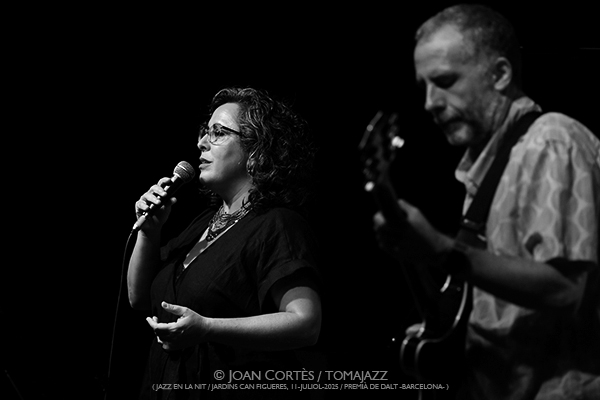 Gonzalo del Val 5t amb Celeste Alías “Lamentos Mestizos” (29è Jazz en la Nit / Jardins de Can Figueres, 11-juliol-2025 / Premià de Dalt -Barcelona-) Por Joan Cortès [INSTANTZZ AKA Galería fotográfica AKA Fotoblog de jazz, impro… y algo más] - Tomajazz - Gonzalo del Val 5t amb Celeste Alías “Lamentos Mestizos” actuó en el 29è Jazz en la Nit en Premià de Dalt -Barcelona-, el 11-de julio de 2025. Joan Cortès lo retrata en INSTANTZZ. Actuaron Celeste Alías, Gonzalo del Val, Luis Giménez, Roger Mas, David Mengual 