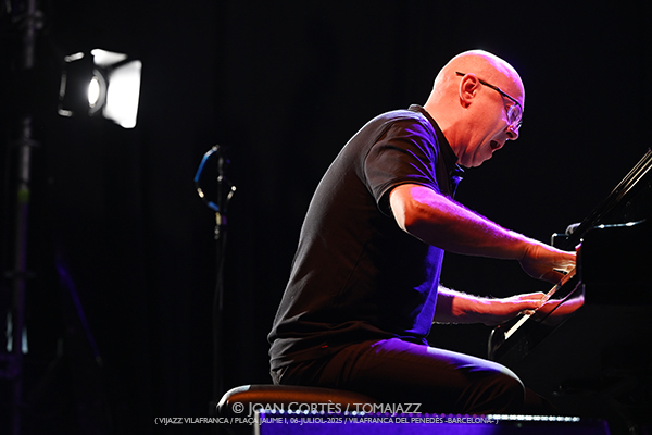 Joe Lovano & Marcin Wasilewski Trio (ViJazz Vilafranca 2025 / Plaça Jaume I, 2025-07-06 / Vilafranca del Penedès -Barcelona-) Por Joan Cortès [INSTANTZZ AKA Galería fotográfica AKA Fotoblog de jazz, impro… y algo más] - Tomajazz - Joe Lovano & Marcin Wasilewski Trio actuaron en ViJazz Vilafranca 2025. Joan Cortès lo retrata en INSTANTZZ. Actuaron Joe Lovano, Marcin Wasilewski, Slawomir Kurkiewicz, Michal Miskiewicz 