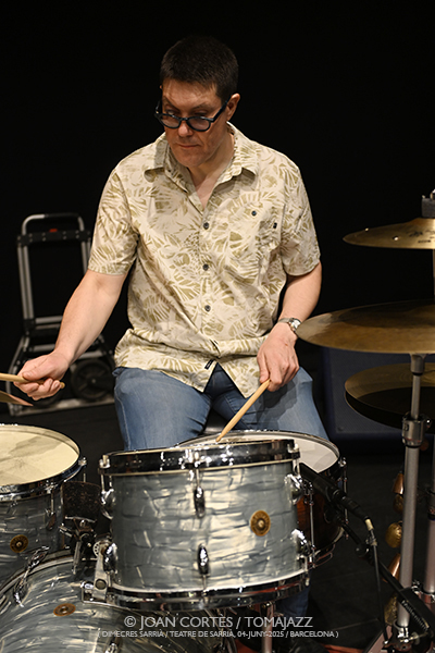 Nucli Trio + Convidats “Música Laietana” (Dimecres Sarrià / Teatre de Sarrià, 2025-06-04 / Barcelona) Por Joan Cortès [INSTANTZZ AKA Galería fotográfica AKA Fotoblog de jazz, impro… y algo más] - Tomajazz - Nucli Trio + Convidats presentaron “Música Laietana” en Dimecres Sarrià (Barcelona), el 4 de junio de 2025). Joan Cortès los retrata en INSTANTZZ. Actuaron Guillem Plana, Aleix Forts, David Viñolas, Jordi Soley, Eduard Altaba, contrabajo (Blay Tritono y Tropopausa) Miquel Àngel Lizandra, batería y percusión (Orquestra Mirasol) Alba Careta 