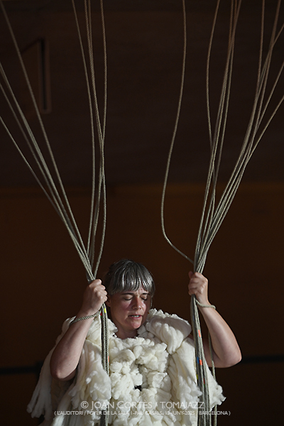 Núria Andorrà & Olga Blanco “Esquellòrium: Coure” (L’Auditori, Foyer de la Sala 1 Pau Casals, 2025-06-13 / Barcelona) [y III] Por Joan Cortès [INSTANTZZ AKA Galería fotográfica AKA Fotoblog de jazz, impro… y algo más] - Tomajazz - Núria Andorrà & Olga Blanco “Esquellòrium: Coure” actuó en L’Auditori de Barcelona el 13 de junio de 2025. Joan Cortès [INSTANTZZ