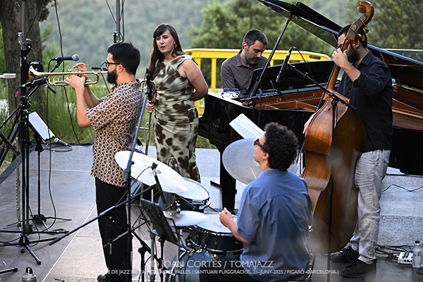 Alba Pujals “Sincretisme” (14è Cicle de Jazz de l’Ametlla del Vallès / Santuari Puiggraciós, 2025-06-21 / Figaró -Barcelona-) Por Joan Cortès [INSTANTZZ AKA Galería fotográfica AKA Fotoblog de jazz, impro… y algo más] - Tomajazz - Alba Pujals “Sincretisme” actuó en 14è Cicle de Jazz de l’Ametlla del Vallès 2025 en Figaró -Barcelona, Joan Cortès retrata el concierto en INSTANTZZ. Actuaron Alba Pujals, Oriol Vallès, Joan Monné, Giuseppe Campisi, Andreu Pitarch 
