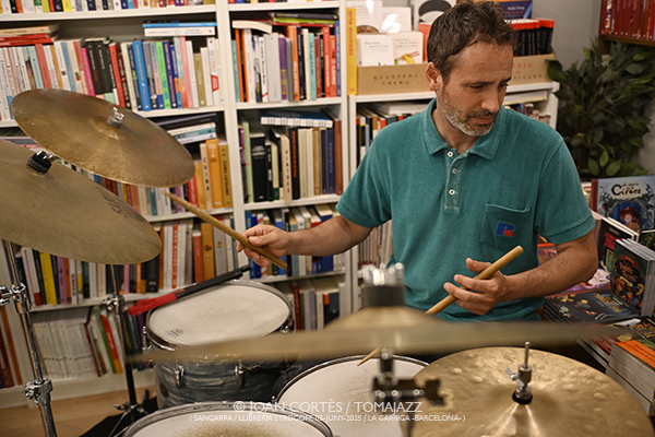 David Mengual Maitia (Sangarra / Llibreria Strogoff, 2025-06-05 / La Garriga -Barcelona-) Por Joan Cortès [INSTANTZZ AKA Galería fotográfica AKA Fotoblog de jazz, impro… y algo más] - Tomajazz - David Mengual Maitia actuó en Llibreria Strogoff en La Garriga, el 5 de junio de 2025. Joan Cortès lo retrata en INSTANTZZ. Actuaron