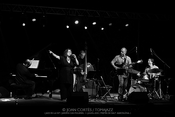 Gonzalo del Val 5t amb Celeste Alías “Lamentos Mestizos” (29è Jazz en la Nit / Jardins de Can Figueres, 11-juliol-2025 / Premià de Dalt -Barcelona-) Por Joan Cortès [INSTANTZZ AKA Galería fotográfica AKA Fotoblog de jazz, impro… y algo más] - Tomajazz - Gonzalo del Val 5t amb Celeste Alías “Lamentos Mestizos” actuó en el 29è Jazz en la Nit en Premià de Dalt -Barcelona-, el 11-de julio de 2025. Joan Cortès lo retrata en INSTANTZZ. Actuaron Celeste Alías, Gonzalo del Val, Luis Giménez, Roger Mas, David Mengual 