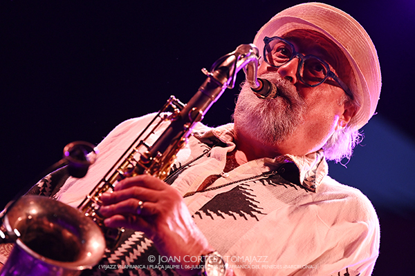 Joe Lovano & Marcin Wasilewski Trio (ViJazz Vilafranca 2025 / Plaça Jaume I, 2025-07-06 / Vilafranca del Penedès -Barcelona-) Por Joan Cortès [INSTANTZZ AKA Galería fotográfica AKA Fotoblog de jazz, impro… y algo más] - Tomajazz - Joe Lovano & Marcin Wasilewski Trio actuaron en ViJazz Vilafranca 2025. Joan Cortès lo retrata en INSTANTZZ. Actuaron Joe Lovano, Marcin Wasilewski, Slawomir Kurkiewicz, Michal Miskiewicz 