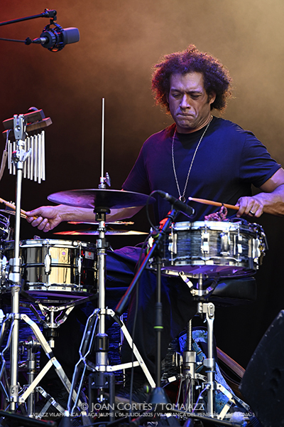 Makaya McCraven (ViJazz Vilafranca 2025 / Plaça Jaume I, 2025-07-06 / Vilafranca del Penedès -Barcelona-) Por Joan Cortès [INSTANTZZ AKA Galería fotográfica AKA Fotoblog de jazz, impro… y algo más] - Tomajazz - Makaya McCraven actuó en ViJazz Vilafranca 2025 en Vilafranca del Penedès -Barcelona-. Joan Cortès retrata el concierto en INSTANTZZ. Actuaron Makaya McCraven, Junius Paul, Marquis Hill, Matt Golg 