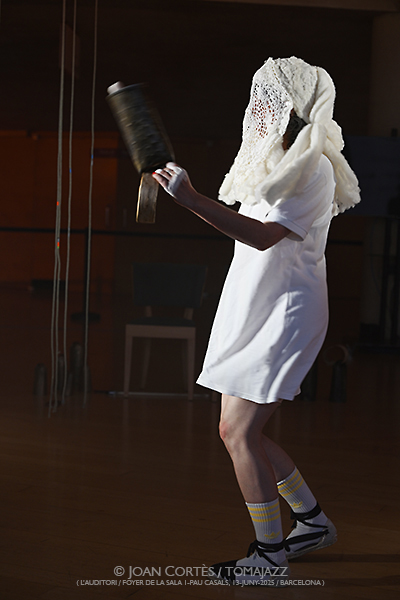 Núria Andorrà & Olga Blanco “Esquellòrium: Coure” (L’Auditori, Foyer de la Sala 1 Pau Casals, 2025-06-13 / Barcelona) [y III] Por Joan Cortès [INSTANTZZ AKA Galería fotográfica AKA Fotoblog de jazz, impro… y algo más] - Tomajazz - Núria Andorrà & Olga Blanco “Esquellòrium: Coure” actuó en L’Auditori de Barcelona el 13 de junio de 2025. Joan Cortès [INSTANTZZ