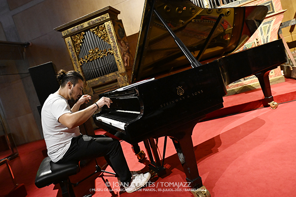 Ana Malta & Oscar Aldama “Rente América” (Museu de la Música -sala de pianos-, 2025-07-03 / Barcelona) Por Joan Cortès [INSTANTZZ AKA Galería fotográfica AKA Fotoblog de jazz, impro… y algo más] - Tomajazz - Ana Malta & Oscar Aldama “Rente América” actuaron en el Museu de la Música de Barcelona, el 3 de julio de 2025. Joan Cortès los retrata en INSTANTZZ