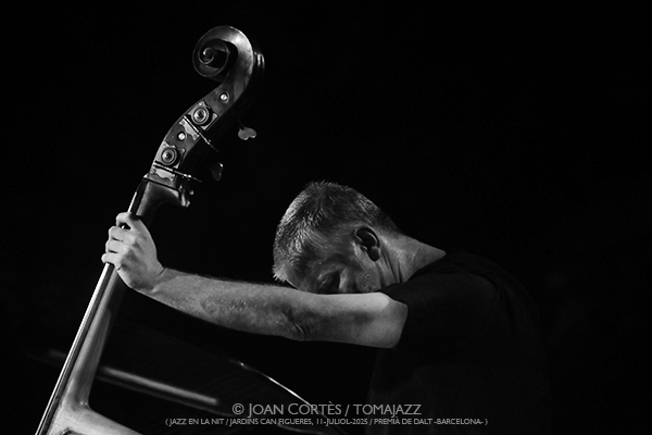 Gonzalo del Val 5t amb Celeste Alías “Lamentos Mestizos” (29è Jazz en la Nit / Jardins de Can Figueres, 11-juliol-2025 / Premià de Dalt -Barcelona-) Por Joan Cortès [INSTANTZZ AKA Galería fotográfica AKA Fotoblog de jazz, impro… y algo más] - Tomajazz - Gonzalo del Val 5t amb Celeste Alías “Lamentos Mestizos” actuó en el 29è Jazz en la Nit en Premià de Dalt -Barcelona-, el 11-de julio de 2025. Joan Cortès lo retrata en INSTANTZZ. Actuaron Celeste Alías, Gonzalo del Val, Luis Giménez, Roger Mas, David Mengual 