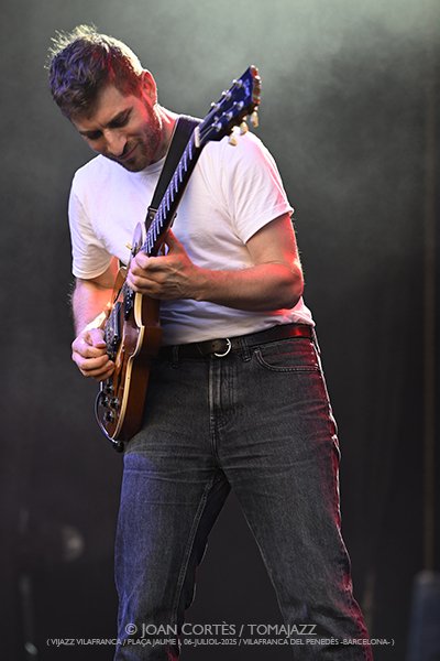 Makaya McCraven (ViJazz Vilafranca 2025 / Plaça Jaume I, 2025-07-06 / Vilafranca del Penedès -Barcelona-) Por Joan Cortès [INSTANTZZ AKA Galería fotográfica AKA Fotoblog de jazz, impro… y algo más] - Tomajazz - Makaya McCraven actuó en ViJazz Vilafranca 2025 en Vilafranca del Penedès -Barcelona-. Joan Cortès retrata el concierto en INSTANTZZ. Actuaron Makaya McCraven, Junius Paul, Marquis Hill, Matt Golg 