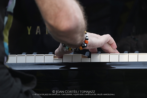 Marco Mezquida & Juan Gómez “Chicuelo” “Del Alma” (14è Cicle de Jazz / Can Draper, 2025-06-14 / L’Ametlla del Vallès -Barcelona-) Por Joan Cortès [INSTANTZZ AKA Galería fotográfica AKA Fotoblog de jazz, impro… y algo más] - Tomajazz - Marco Mezquida & Juan Gómez “Chicuelo” “Del Alma” actuaron en el 14è Cicle de Jazz de L’Ametlla del Vallès -Barcelona- el 14 de junio de 2025. Joan Cortès lo retrata en INSTANTZZ. Actuaron Marco Mezquida, Juan Gómez "Chicuelo", Paco de Mode