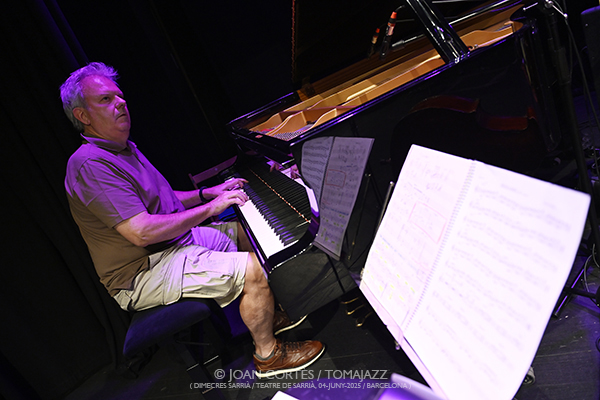 Nucli Trio + Convidats “Música Laietana” (Dimecres Sarrià / Teatre de Sarrià, 2025-06-04 / Barcelona) Por Joan Cortès [INSTANTZZ AKA Galería fotográfica AKA Fotoblog de jazz, impro… y algo más] - Tomajazz - Nucli Trio + Convidats presentaron “Música Laietana” en Dimecres Sarrià (Barcelona), el 4 de junio de 2025). Joan Cortès los retrata en INSTANTZZ. Actuaron Guillem Plana, Aleix Forts, David Viñolas, Jordi Soley, Eduard Altaba, contrabajo (Blay Tritono y Tropopausa) Miquel Àngel Lizandra, batería y percusión (Orquestra Mirasol) Alba Careta 