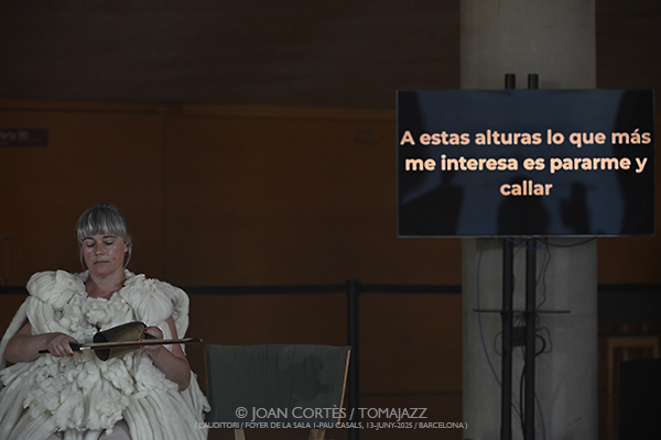 Núria Andorrà & Olga Blanco “Esquellòrium: Coure” (L’Auditori, Foyer de la Sala 1 Pau Casals, 2025-06-13 / Barcelona) [y III] Por Joan Cortès [INSTANTZZ AKA Galería fotográfica AKA Fotoblog de jazz, impro… y algo más] - Tomajazz - Núria Andorrà & Olga Blanco “Esquellòrium: Coure” actuó en L’Auditori de Barcelona el 13 de junio de 2025. Joan Cortès [INSTANTZZ