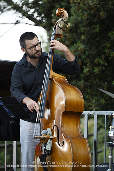 Alba Pujals “Sincretisme” (14è Cicle de Jazz de l’Ametlla del Vallès / Santuari Puiggraciós, 2025-06-21 / Figaró -Barcelona-) Por Joan Cortès [INSTANTZZ AKA Galería fotográfica AKA Fotoblog de jazz, impro… y algo más] - Tomajazz - Alba Pujals “Sincretisme” actuó en 14è Cicle de Jazz de l’Ametlla del Vallès 2025 en Figaró -Barcelona, Joan Cortès retrata el concierto en INSTANTZZ. Actuaron Alba Pujals, Oriol Vallès, Joan Monné, Giuseppe Campisi, Andreu Pitarch 