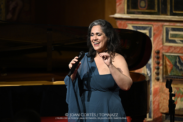 Ana Malta & Oscar Aldama “Rente América” (Museu de la Música -sala de pianos-, 2025-07-03 / Barcelona) Por Joan Cortès [INSTANTZZ AKA Galería fotográfica AKA Fotoblog de jazz, impro… y algo más] - Tomajazz - Ana Malta & Oscar Aldama “Rente América” actuaron en el Museu de la Música de Barcelona, el 3 de julio de 2025. Joan Cortès los retrata en INSTANTZZ