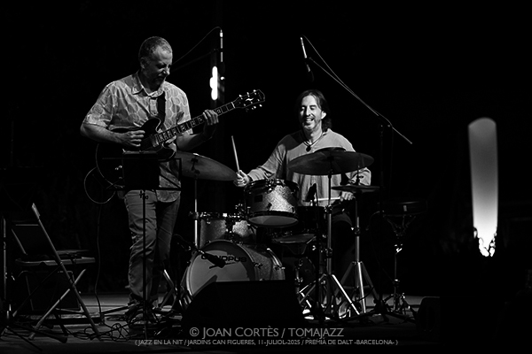 Gonzalo del Val 5t amb Celeste Alías “Lamentos Mestizos” (29è Jazz en la Nit / Jardins de Can Figueres, 11-juliol-2025 / Premià de Dalt -Barcelona-) Por Joan Cortès [INSTANTZZ AKA Galería fotográfica AKA Fotoblog de jazz, impro… y algo más] - Tomajazz - Gonzalo del Val 5t amb Celeste Alías “Lamentos Mestizos” actuó en el 29è Jazz en la Nit en Premià de Dalt -Barcelona-, el 11-de julio de 2025. Joan Cortès lo retrata en INSTANTZZ. Actuaron Celeste Alías, Gonzalo del Val, Luis Giménez, Roger Mas, David Mengual 