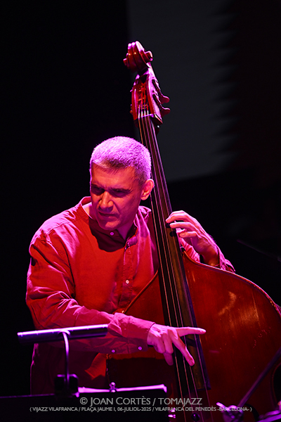 Joe Lovano & Marcin Wasilewski Trio (ViJazz Vilafranca 2025 / Plaça Jaume I, 2025-07-06 / Vilafranca del Penedès -Barcelona-) Por Joan Cortès [INSTANTZZ AKA Galería fotográfica AKA Fotoblog de jazz, impro… y algo más] - Tomajazz - Joe Lovano & Marcin Wasilewski Trio actuaron en ViJazz Vilafranca 2025. Joan Cortès lo retrata en INSTANTZZ. Actuaron Joe Lovano, Marcin Wasilewski, Slawomir Kurkiewicz, Michal Miskiewicz 