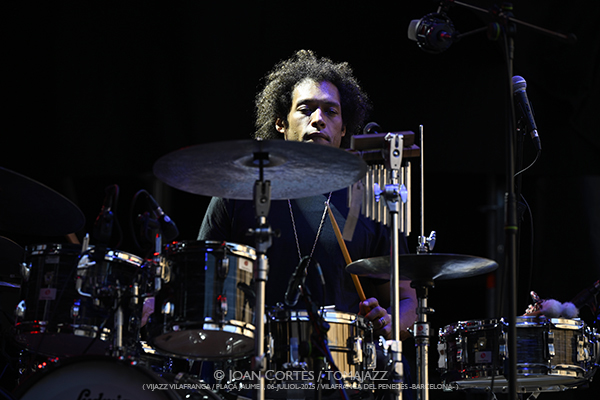 Makaya McCraven (ViJazz Vilafranca 2025 / Plaça Jaume I, 2025-07-06 / Vilafranca del Penedès -Barcelona-) Por Joan Cortès [INSTANTZZ AKA Galería fotográfica AKA Fotoblog de jazz, impro… y algo más] - Tomajazz - Makaya McCraven actuó en ViJazz Vilafranca 2025 en Vilafranca del Penedès -Barcelona-. Joan Cortès retrata el concierto en INSTANTZZ. Actuaron Makaya McCraven, Junius Paul, Marquis Hill, Matt Golg 