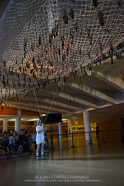 Núria Andorrà & Olga Blanco “Esquellòrium: Coure” (L’Auditori, Foyer de la Sala 1 Pau Casals, 2025-06-13 / Barcelona) [y III] Por Joan Cortès [INSTANTZZ AKA Galería fotográfica AKA Fotoblog de jazz, impro… y algo más] - Tomajazz - Núria Andorrà & Olga Blanco “Esquellòrium: Coure” actuó en L’Auditori de Barcelona el 13 de junio de 2025. Joan Cortès [INSTANTZZ
