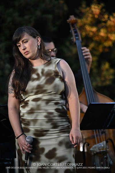 Alba Pujals “Sincretisme” (14è Cicle de Jazz de l’Ametlla del Vallès / Santuari Puiggraciós, 2025-06-21 / Figaró -Barcelona-) Por Joan Cortès [INSTANTZZ AKA Galería fotográfica AKA Fotoblog de jazz, impro… y algo más] - Tomajazz - Alba Pujals “Sincretisme” actuó en 14è Cicle de Jazz de l’Ametlla del Vallès 2025 en Figaró -Barcelona, Joan Cortès retrata el concierto en INSTANTZZ. Actuaron Alba Pujals, Oriol Vallès, Joan Monné, Giuseppe Campisi, Andreu Pitarch 