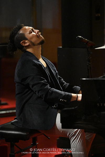 Ana Malta & Oscar Aldama “Rente América” (Museu de la Música -sala de pianos-, 2025-07-03 / Barcelona) Por Joan Cortès [INSTANTZZ AKA Galería fotográfica AKA Fotoblog de jazz, impro… y algo más] - Tomajazz - Ana Malta & Oscar Aldama “Rente América” actuaron en el Museu de la Música de Barcelona, el 3 de julio de 2025. Joan Cortès los retrata en INSTANTZZ