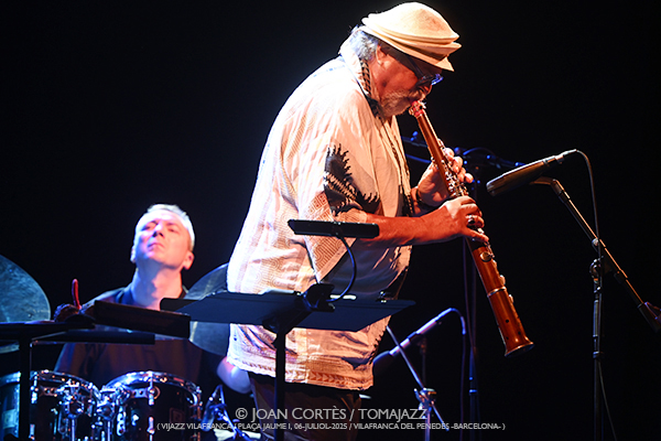 Joe Lovano & Marcin Wasilewski Trio (ViJazz Vilafranca 2025 / Plaça Jaume I, 2025-07-06 / Vilafranca del Penedès -Barcelona-) Por Joan Cortès [INSTANTZZ AKA Galería fotográfica AKA Fotoblog de jazz, impro… y algo más] - Tomajazz - Joe Lovano & Marcin Wasilewski Trio actuaron en ViJazz Vilafranca 2025. Joan Cortès lo retrata en INSTANTZZ. Actuaron Joe Lovano, Marcin Wasilewski, Slawomir Kurkiewicz, Michal Miskiewicz 