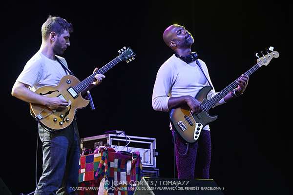 Makaya McCraven (ViJazz Vilafranca 2025 / Plaça Jaume I, 2025-07-06 / Vilafranca del Penedès -Barcelona-) Por Joan Cortès [INSTANTZZ AKA Galería fotográfica AKA Fotoblog de jazz, impro… y algo más] - Tomajazz - Makaya McCraven actuó en ViJazz Vilafranca 2025 en Vilafranca del Penedès -Barcelona-. Joan Cortès retrata el concierto en INSTANTZZ. Actuaron Makaya McCraven, Junius Paul, Marquis Hill, Matt Golg 