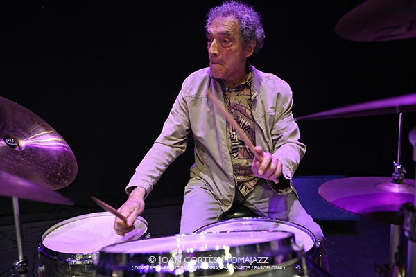 Nucli Trio + Convidats “Música Laietana” (Dimecres Sarrià / Teatre de Sarrià, 2025-06-04 / Barcelona) Por Joan Cortès [INSTANTZZ AKA Galería fotográfica AKA Fotoblog de jazz, impro… y algo más] - Tomajazz - Nucli Trio + Convidats presentaron “Música Laietana” en Dimecres Sarrià (Barcelona), el 4 de junio de 2025). Joan Cortès los retrata en INSTANTZZ. Actuaron Guillem Plana, Aleix Forts, David Viñolas, Jordi Soley, Eduard Altaba, contrabajo (Blay Tritono y Tropopausa) Miquel Àngel Lizandra, batería y percusión (Orquestra Mirasol) Alba Careta 