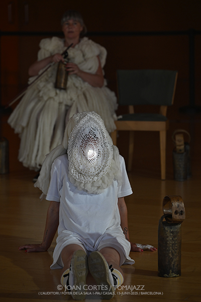 Núria Andorrà & Olga Blanco “Esquellòrium: Coure” (L’Auditori, Foyer de la Sala 1 Pau Casals, 2025-06-13 / Barcelona) [y III] Por Joan Cortès [INSTANTZZ AKA Galería fotográfica AKA Fotoblog de jazz, impro… y algo más] - Tomajazz - Núria Andorrà & Olga Blanco “Esquellòrium: Coure” actuó en L’Auditori de Barcelona el 13 de junio de 2025. Joan Cortès [INSTANTZZ