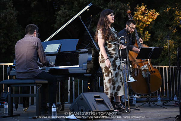 Alba Pujals “Sincretisme” (14è Cicle de Jazz de l’Ametlla del Vallès / Santuari Puiggraciós, 2025-06-21 / Figaró -Barcelona-) Por Joan Cortès [INSTANTZZ AKA Galería fotográfica AKA Fotoblog de jazz, impro… y algo más] - Tomajazz - Alba Pujals “Sincretisme” actuó en 14è Cicle de Jazz de l’Ametlla del Vallès 2025 en Figaró -Barcelona, Joan Cortès retrata el concierto en INSTANTZZ. Actuaron Alba Pujals, Oriol Vallès, Joan Monné, Giuseppe Campisi, Andreu Pitarch 