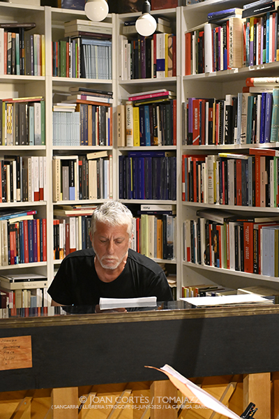 David Mengual Maitia (Sangarra / Llibreria Strogoff, 2025-06-05 / La Garriga -Barcelona-) Por Joan Cortès [INSTANTZZ AKA Galería fotográfica AKA Fotoblog de jazz, impro… y algo más] - Tomajazz - David Mengual Maitia actuó en Llibreria Strogoff en La Garriga, el 5 de junio de 2025. Joan Cortès lo retrata en INSTANTZZ. Actuaron